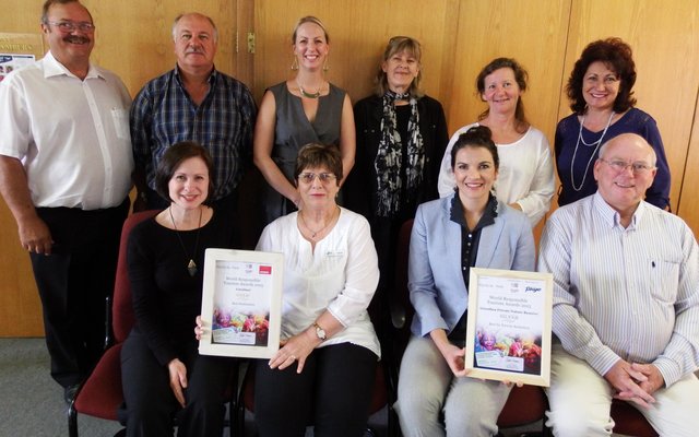 Voor vlnr: Brenda du Toit, Glenda Kitley, Lean Terblanche, rdl Dudley Coetzee.  Agter vlnr: Kat Myburgh, Wilfred Chivell, Julie Cheetham, Karin Blumer, Caron Lee, rdl Riana de Coning